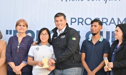 Hacen entrega de becas a estudiantes de Acuña