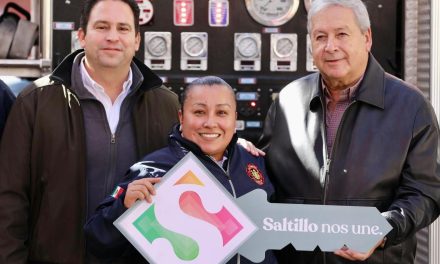 Recibe Chema Fraustro camión de bomberos de Austin