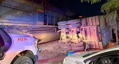 Tráiler volcado tras impacto con ferrocarril en Guadalupe, Nuevo León