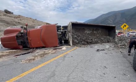 Accidente vial en Arteaga transportista volcó su carga de metal
