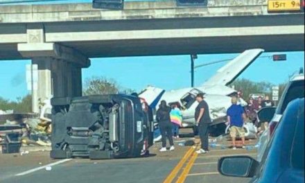 Avión se estrella en carretera de Texas, deja cuatro heridos y causa daños a vehículos (video)