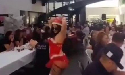 Policías de Córdoba, Veracruz celebran su posada con bailarina exótica