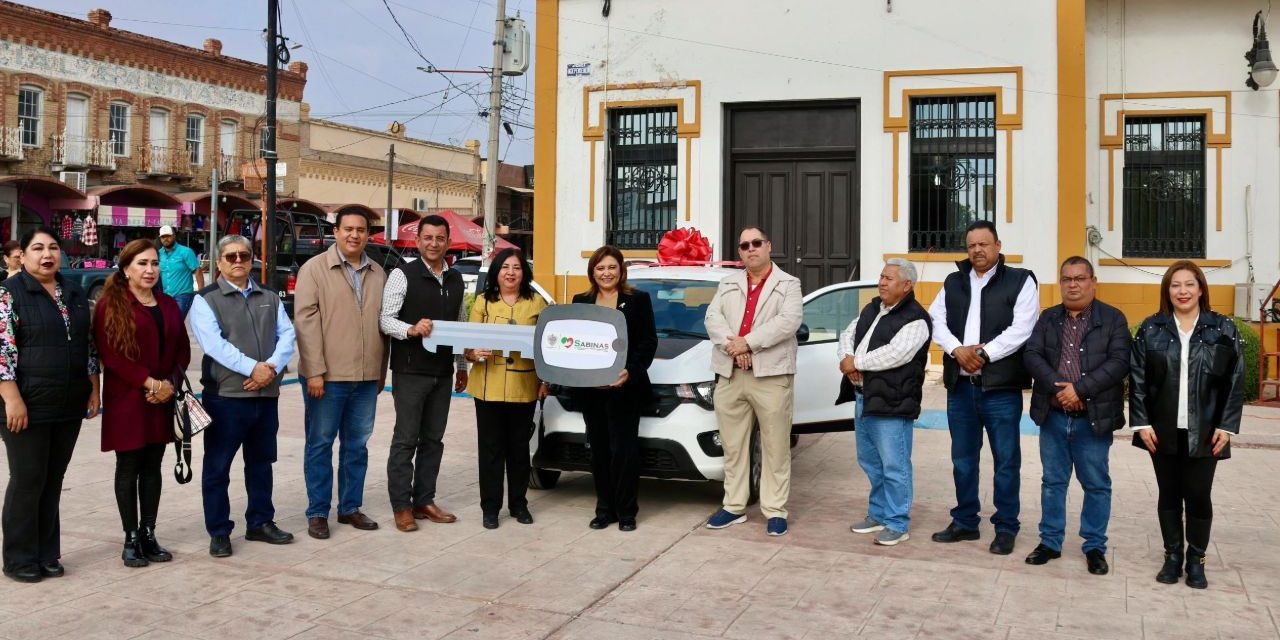 Entregan auto a ganadora del sorteo del Banquetazo Comercial