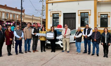 Entregan auto a ganadora del sorteo del Banquetazo Comercial