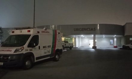 Hombre cae de azotea poniendo un adorno en Saltillo