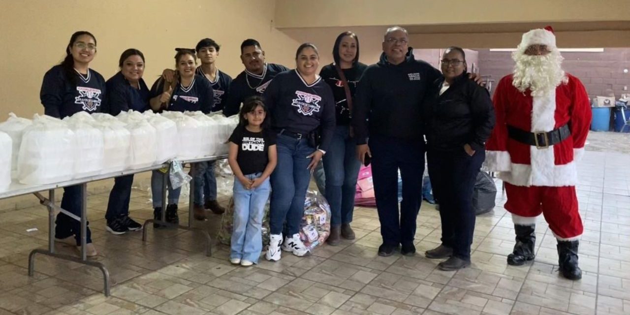 Llevan cenas navideñas a familias de la Carbonífera