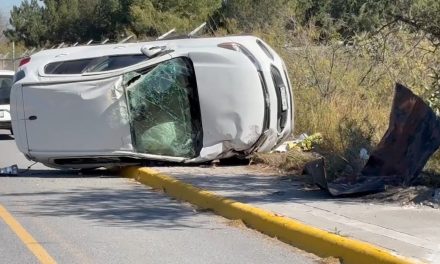 Conductor destruye su camioneta en Saltillo