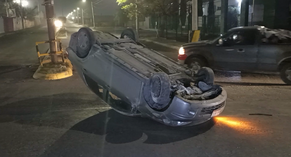 Saltillo: Salta el camellón y vuelca, iba alcoholizado y acelerado