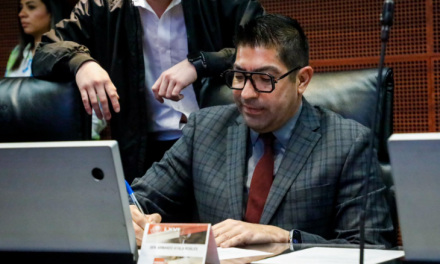 Senador defiende ir al ‘table-dance’ con recursos propios; Noroña lo reprueba
