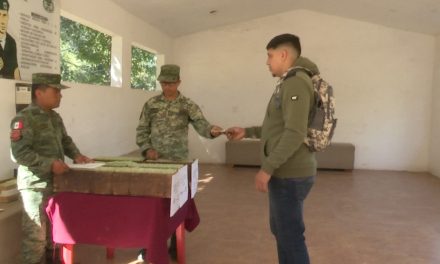 Entregaron cartillas militares en Saltillo