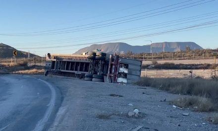 Fuerte movilización tras volcadura en Vito Alessio Robles