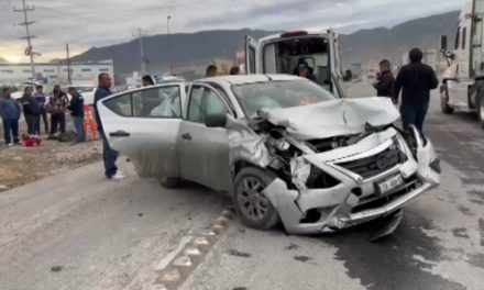 Fuerte choque y volcadura deja tres heridos en el libramiento Óscar Flores Tapia