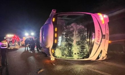Volcadura de autobús deja un muerto y tres heridos graves en carretera federal 57