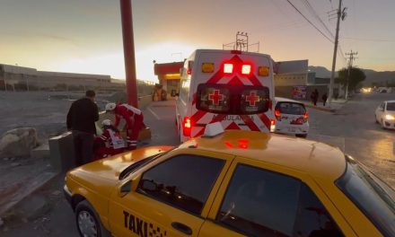 Hombre sufre fractura en pierna tras ser atropellado por motociclista en Saltillo