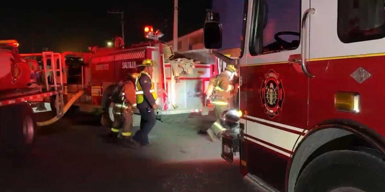 Saltillo: Se incendia el Colmex… jóvenes lanzan cuetes y provocan fuego en Bodegas