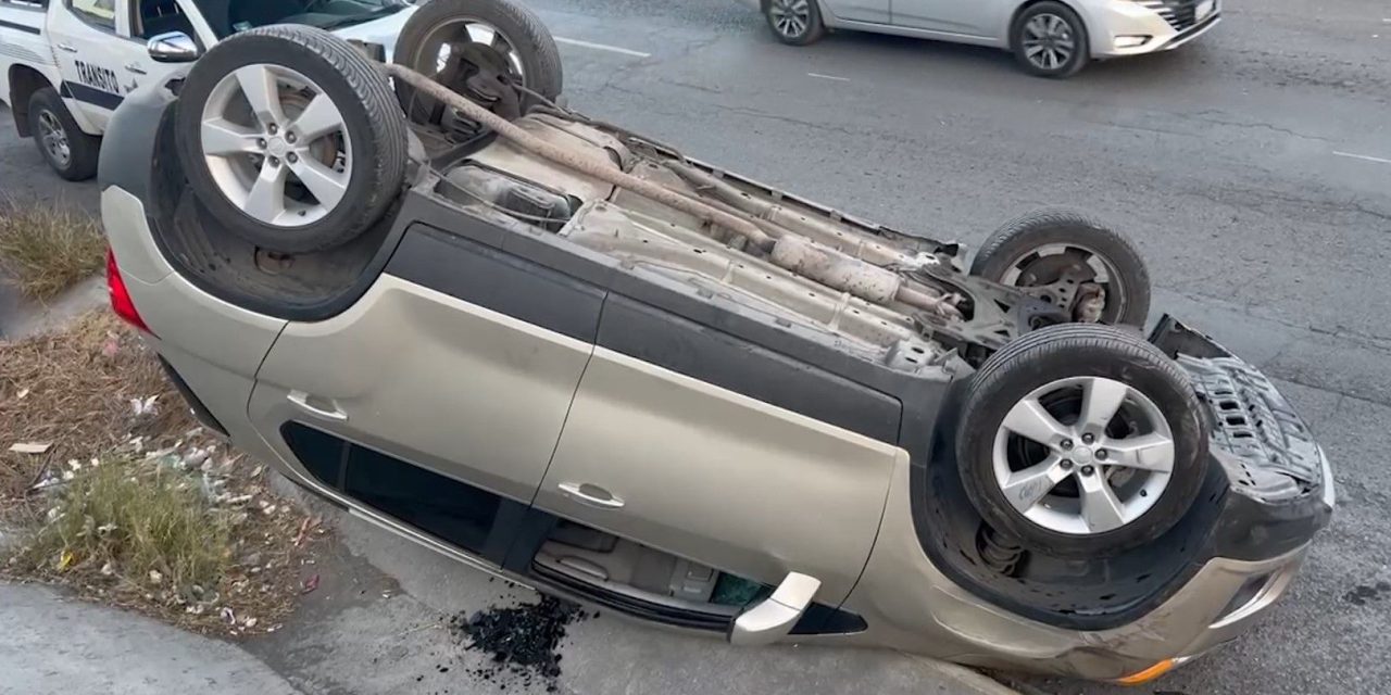 Le cierran el paso a conductora y vuelca en Saltillo