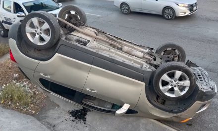Le cierran el paso a conductora y vuelca en Saltillo