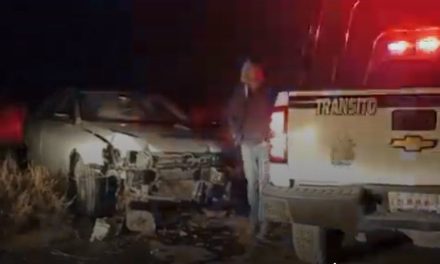 Auto termina destrozado luego de que le invadieran el carril y saliera del camino en el libramiento Flores Tapia
