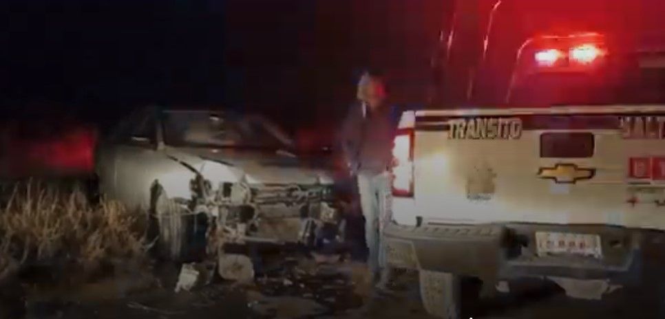 Auto termina destrozado luego de que le invadieran el carril y saliera del camino en el libramiento Flores Tapia