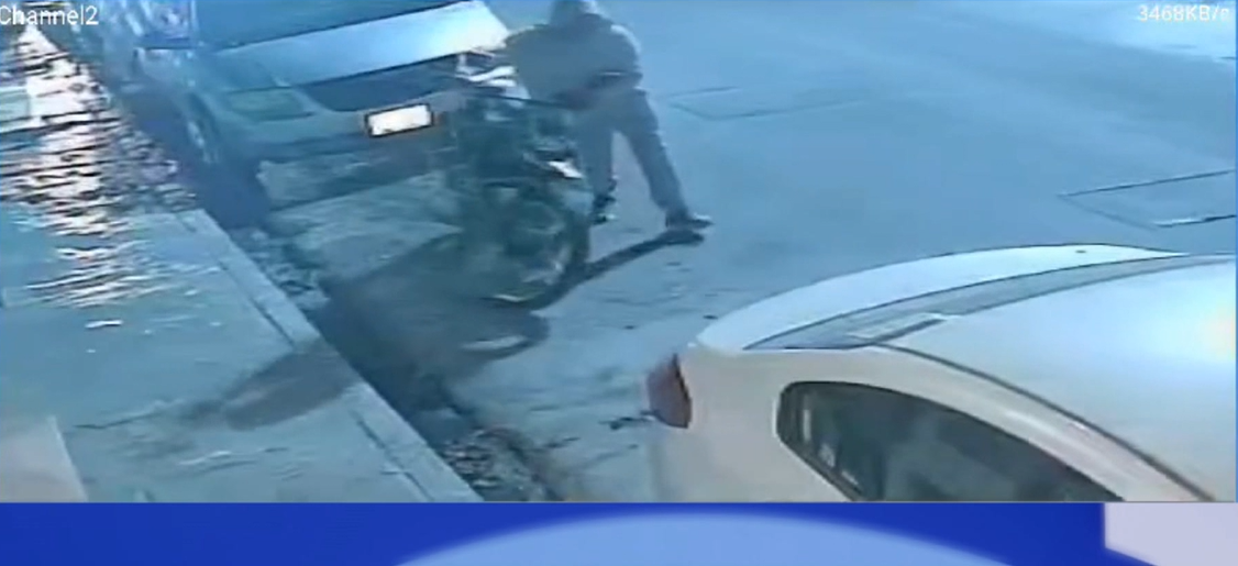 Saltillo: Malandros se llevan su moto, cámaras captaron el momento
