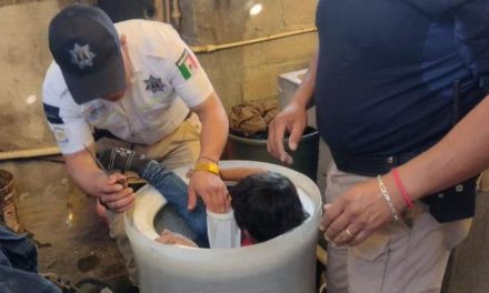 Rescatan a menor que se quedó atrapado en una lavadora en Edomex