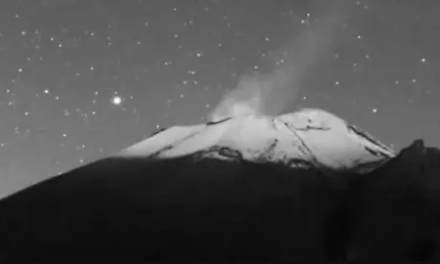 Registran impactante avistamiento en el cielo del Popocatépetl