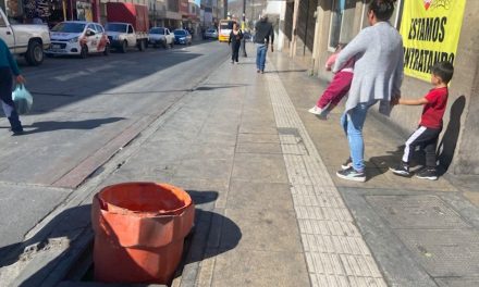 Peligrosa alcantarilla en la Plaza Acuña pone en riesgo a los transeúntes