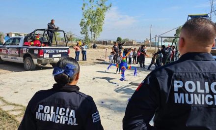 Policía de Ramos Arizpe realiza posadas a niños de la zona rural