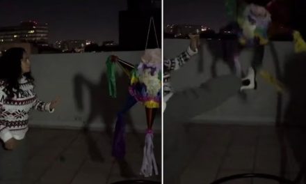 Video: Mujer intenta romper piñata a patadas en posada y termina mal