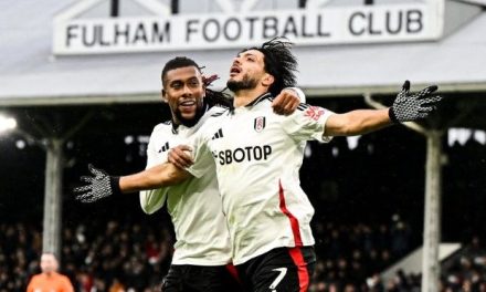 Raúl Jiménez brilla en empate entre Fulham y Arsenal con un golazo