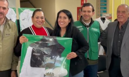 Reciben trabajadores de la salud uniformes por parte del gobierno del estado
