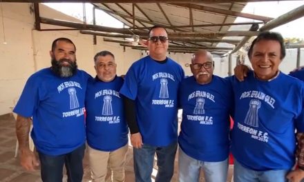 Rinden homenaje al profesor Efraín González en Torreón