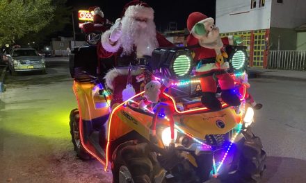 Llega Santa Claus en cuatrimoto a Sabinas