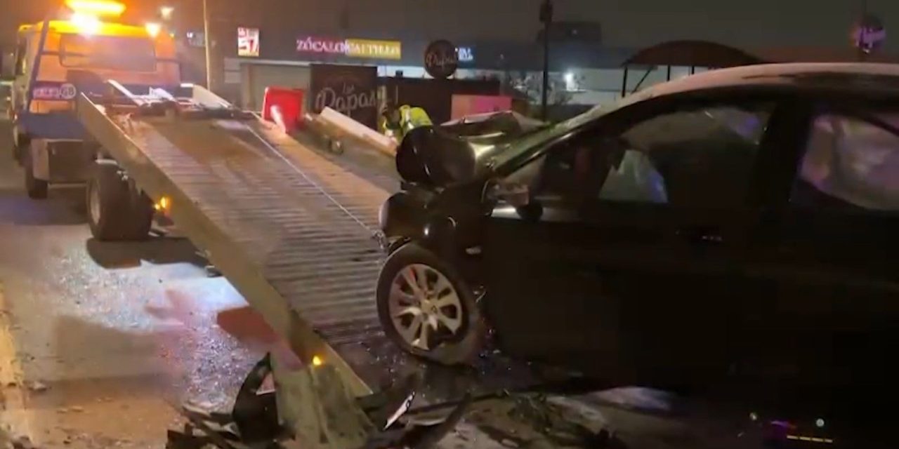 Hombre se estrella contra base del puente en V. Carranza