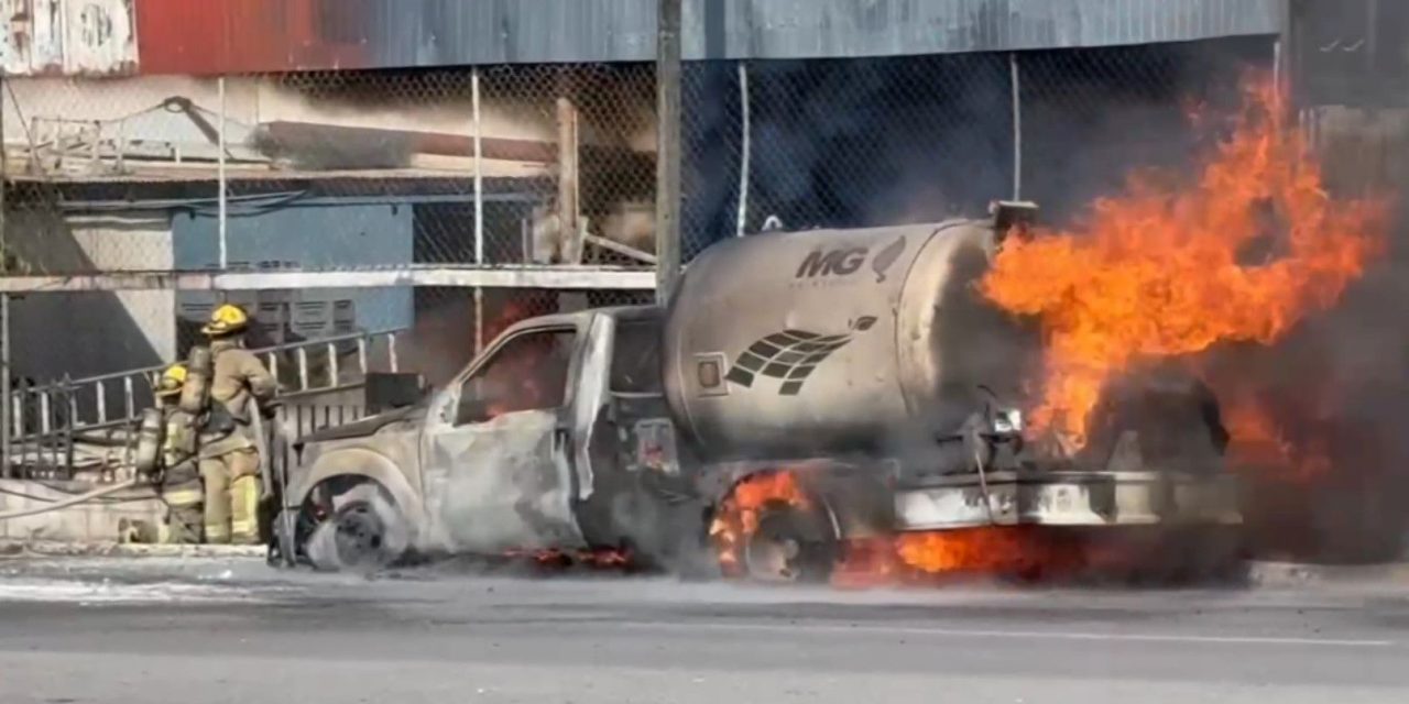 Se incendia pipa cargada con combustible al sur de Saltillo