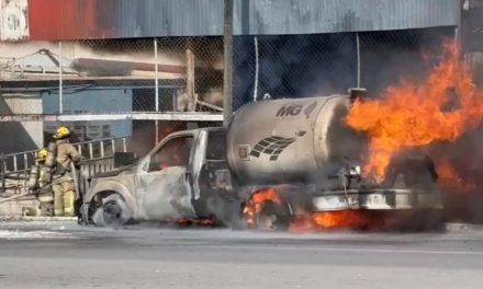 Se incendia pipa cargada con combustible al sur de Saltillo