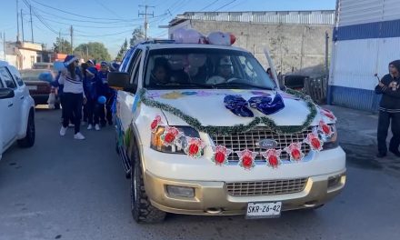 Se realizó un gran desfile navideño que alegró a los vecinos de la colonia Omega.
