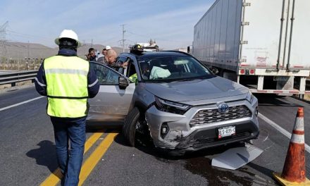 Tracto camión impacta a auto compacto y huye en el Libramiento Norponiente