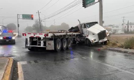 Trailero choca a camioneta y deja dos lesionados en Saltillo