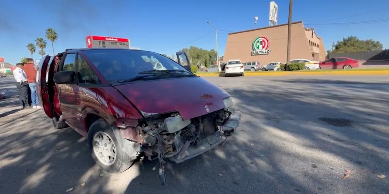 Tras choque vehículo termina sobre camellón en Saltillo