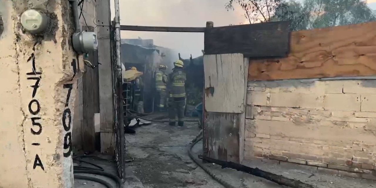 Voraz incendio consume tejaban en la colonia Anáhuac