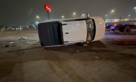 Vuelca vehículo de conductores orientales en Ramos Arizpe