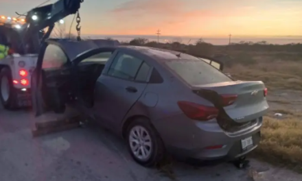 Vehículo quedó destruido tras aparatoso choque cerca del aeropuerto en Sabinas