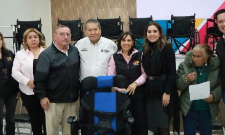 Entregan DIF Coahuila apoyos funcionales en San Juan de Sabinas