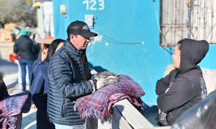 Entrega Emilio de Hoyos apoyos a familias vulnerables