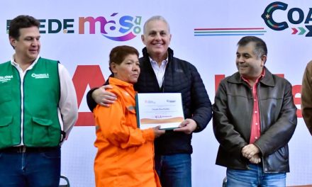 Entrega Román Cepeda reconocimientos a personal de La Ola