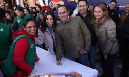Convive gobernador con familias en tradicional Rosca de Reyes