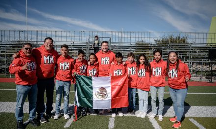 Entrega Javier Díaz uniformes a equipo de tochito