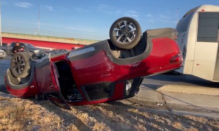Accidente en el Bulevar Fundadores deja considerables daños materiales