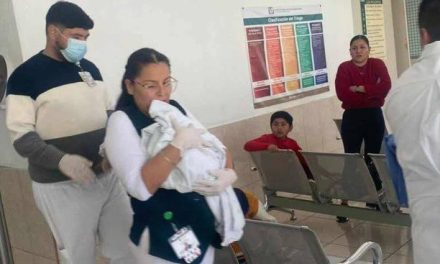 Adolescente da a luz en baño de clínica del IMSS tras negarle atención por trámite administrativo